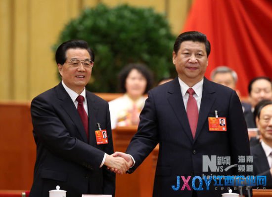 胡錦濤與習近平親切握手，表示祝賀。