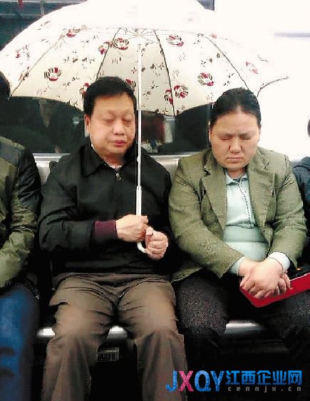 地鐵乘客打傘為入睡妻子擋冷風(圖)