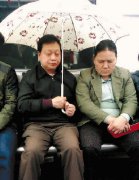 地鐵乘客打傘為入睡妻子擋冷風(圖)