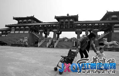 昨日，西安市秦阿房宮景區，廣場上的銅人已被搬走 本報記者 馬捷文 攝