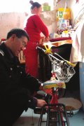 大學生夫妻住公廁稱生活開心很知足(圖)