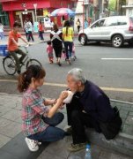 媒體曝深圳“90后”女孩當街給乞丐喂飯系炒作