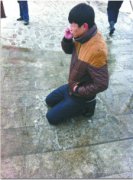 男生雪地跪兩小時求女友原諒 不理路人勸說(圖