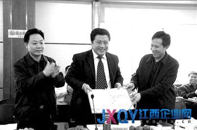 2010年4月21日，婁底市有關領導為趙錫永(中)頒發經濟顧問聘書。