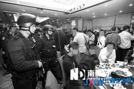 手持微沖、身穿防彈背心的警員進入酒樓進行調查。深圳警方供圖