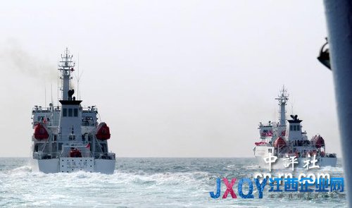 “海巡”新加入2艘船艦，在高雄外海進行操演。（中評社倪鴻祥攝）