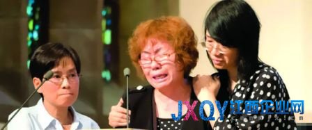 林俊母親(圖中)當(dāng)日在亡兒?jiǎn)识Y上十分哀傷。