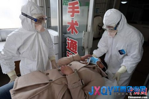 4月3日，山東省青島市胸科醫(yī)院，一場應(yīng)對H7N9禽流感應(yīng)急演練進行。圖為接到病人后詢問病人病情，為其戴上口罩，送到ICU進行救治。CFP視覺中國