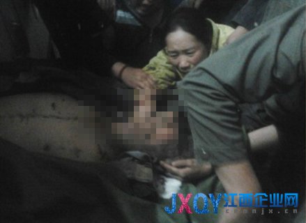 四川被碾死維權(quán)村民遺體沾滿黃土 疑曾遭掩埋