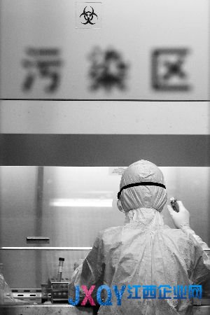 檢測人員正在做實驗