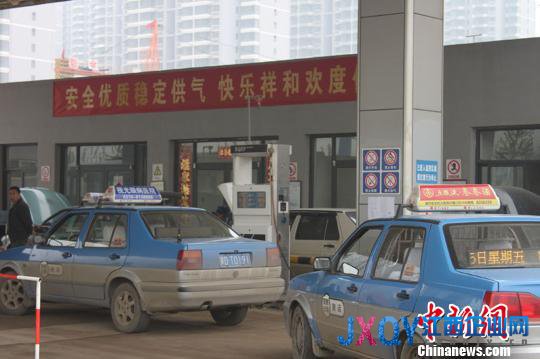 圖為出租車在邯鄲新南環路旁的加氣站加氣。 趙晨光 攝