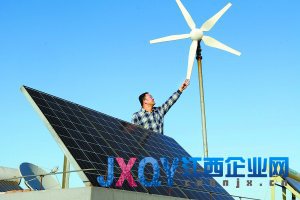 4月6日，申請個人賣電業務的居民董強在調試自家屋頂裝置的光伏太陽能板和風力發電設備。