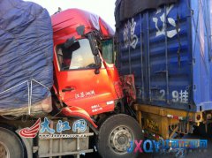 景鷹高速樂平境內兩貨車“接吻” 一司機被困車
