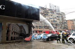 南昌步行街一店鋪“飛來橫火” 疑一旁垃圾桶“