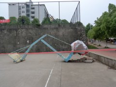 井岡山大學一學生被籃球架砸身亡續：籃球架老