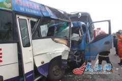大貨車霧天超車后躲避不及撞上公交車  貨車司機