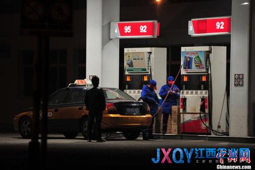 資料圖：2月25日凌晨，國內成品油最高零售價年內首次上調，其中汽油每噸300元，柴油每噸290元。折合93號汽油0．23元／升，0號柴油0．25元／升。隨后，北京市發改委據此也相應調整了北京汽、柴油價格，92號汽油零售價提至8.05元升，0號柴油零售價提至8.03元升。此次調整后，國內部分地區的汽油價格重新回到“八元時代”。圖為車主趕在調價前進站加油。中新網記者 金碩 攝