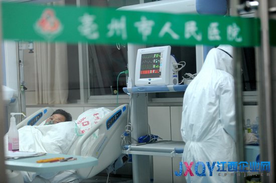 4月8日，在亳州市人民醫院重癥監護室，醫護人員在為感染H7N9禽流感的患者治療。新華社記者 劉軍喜 攝