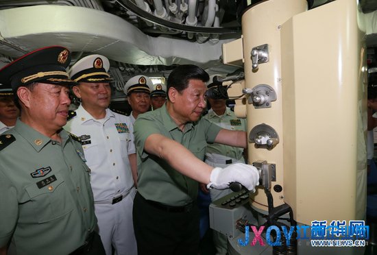 習近平視察海軍駐三亞部隊 登井岡山艦和新型潛艇