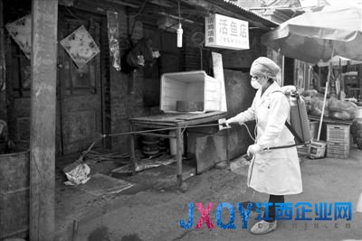 昨日，工作人員正在對無癥狀病毒攜帶者的房屋進行消毒。新京報記者 周崗峰 攝