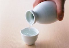 央視曝光酒企酒精勾兌白酒 業內人士質疑央視誤
