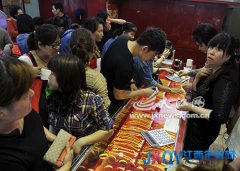 金價暴跌 南昌市民搶金“擠破頭”