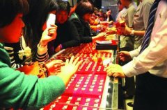 南京金店為應(yīng)對(duì)市民搶購(gòu)從外地空運(yùn)黃金(圖)