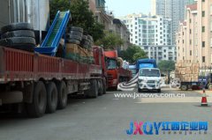 南昌一小區門口貨車橫行霸道 私車無奈見縫插針