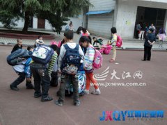 宜春：沒報興趣班 就得“讓”出教室[圖]