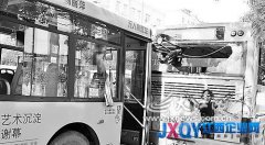 公交追尾 玻璃碎了一地沒人管[圖]