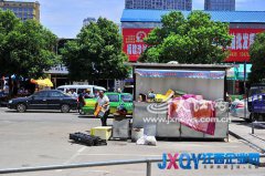 南昌西湖區一鐵皮房生命力“頑強” 霸占人行道
