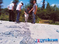 鄉村公路未竣工就爆裂？新干縣“縣長信箱”回