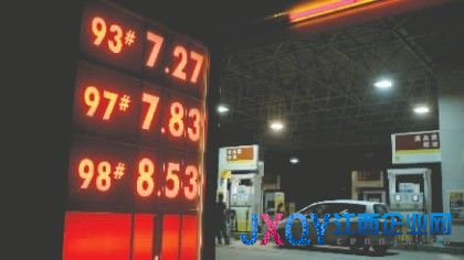 7月1日晚，四川成都錦華路殼牌加油站早已在售98號(hào)汽油 成都商報(bào)攝影記者鮑泰良