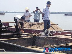 有人往軍山湖里施農(nóng)肥？ 村民稱水質(zhì)受污染